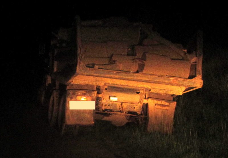 У Васильківському районі поліцейські затримали автомобіль з незаконно зрубаною деревиною