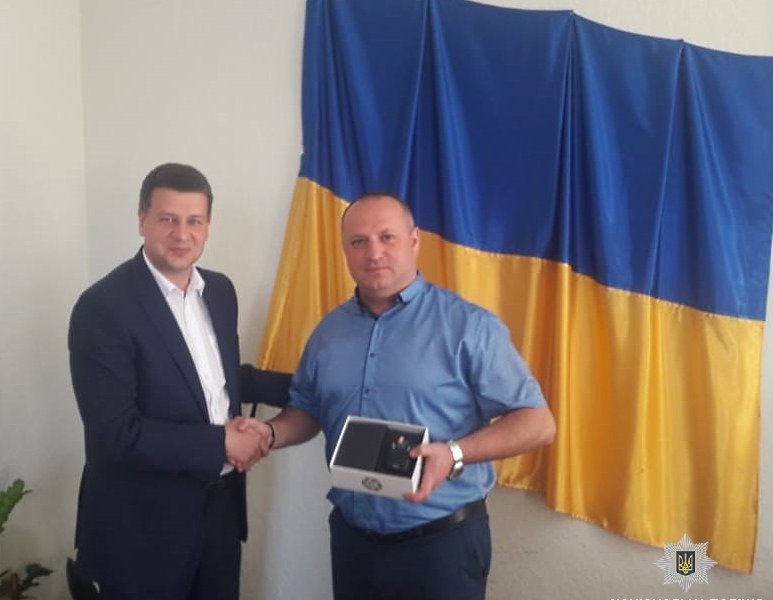 Васильківський ВП поліцейські отримали нагрудні відеокамери від міського голови