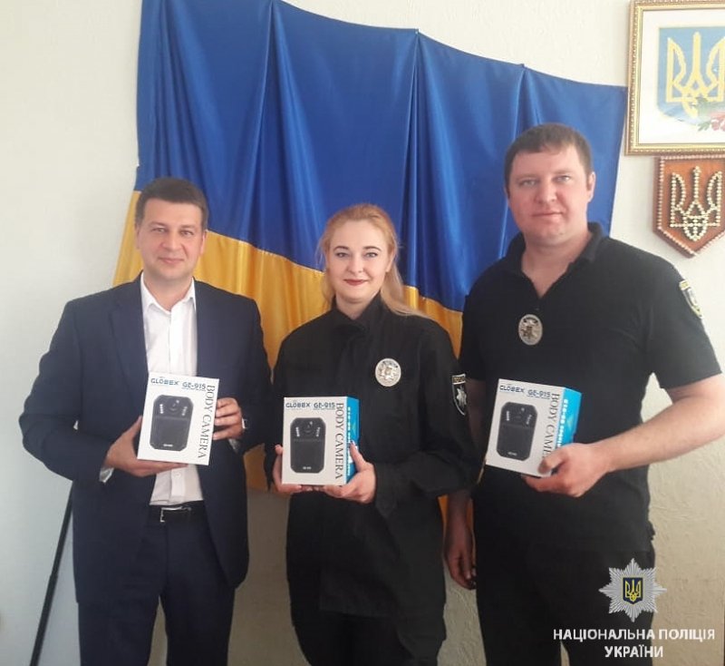 Васильківський ВП поліцейські отримали нагрудні відеокамери від міського голови