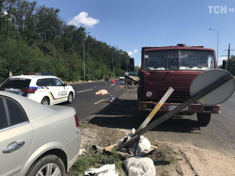 ПОД ВАCИЛЬКОВОМ  АВТОМОБИЛЬ СБИЛ НАСМЕРТЬ ДОРОЖНОГО РАБОТНИКА