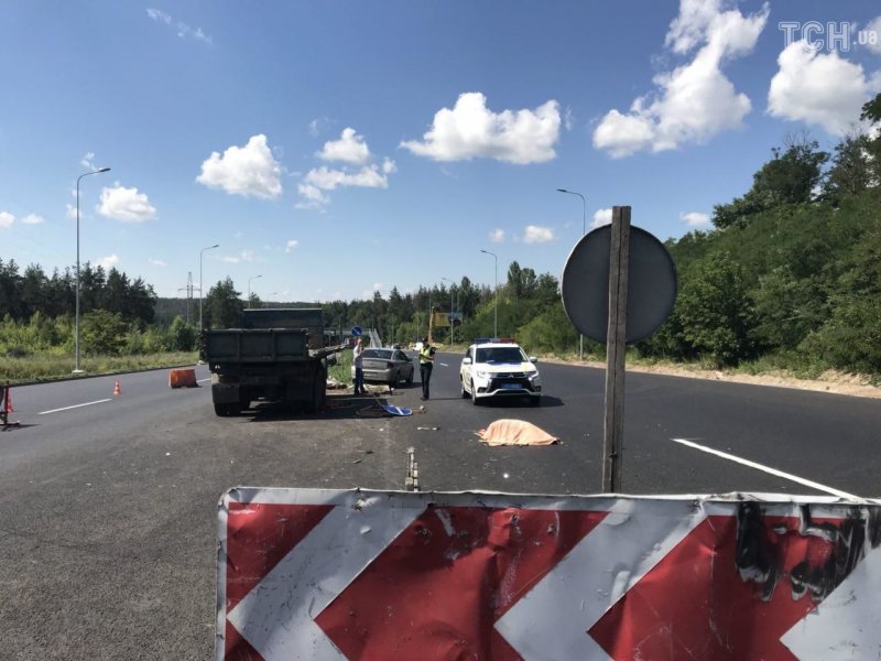 ПОД ВАCИЛЬКОВОМ  АВТОМОБИЛЬ СБИЛ НАСМЕРТЬ ДОРОЖНОГО РАБОТНИКА
