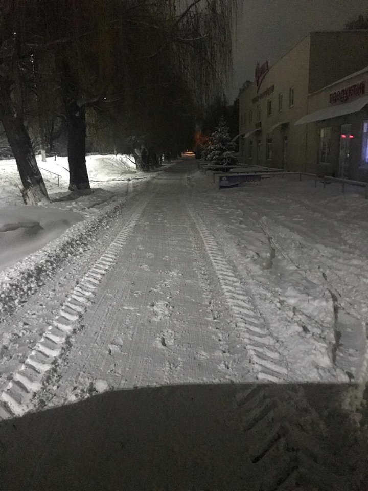 Роботи з очищення від снігу вулично-дорожньої мережі тривають.