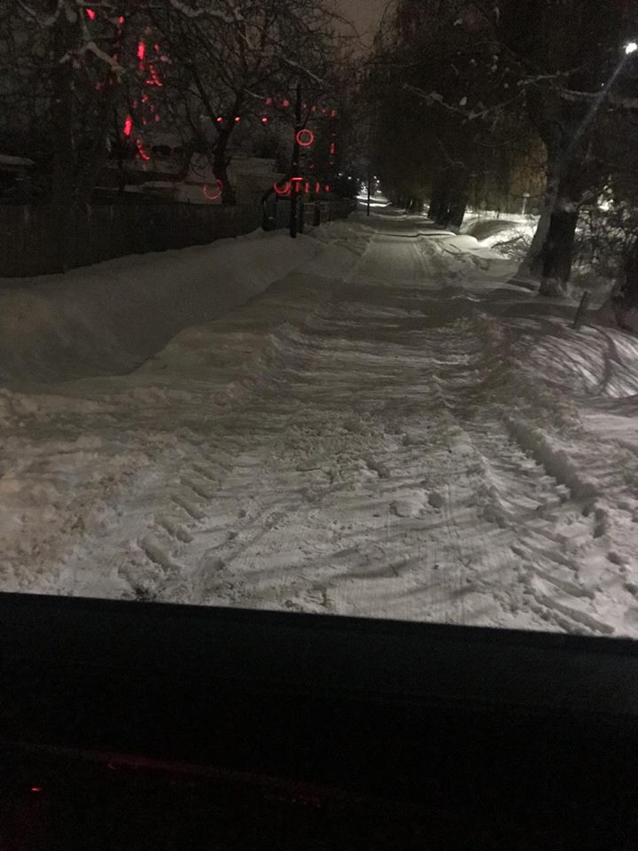 Роботи з очищення від снігу вулично-дорожньої мережі тривають.