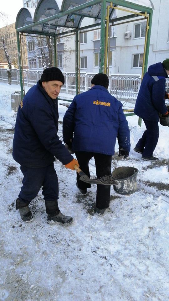 Роботи з очищення від снігу вулично-дорожньої мережі тривають.