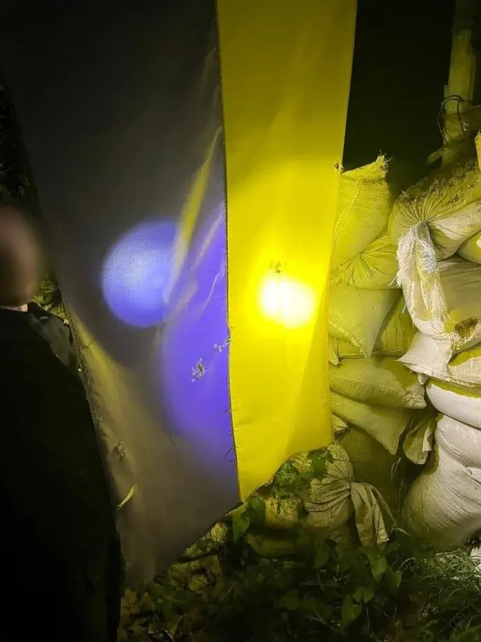 На Васильківщині чоловік розстріляв прапор України і погрожував поліцейським гранатою