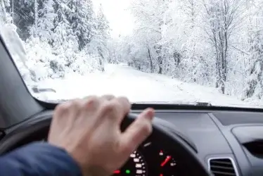 Поради водіям щодо керування авто взимку