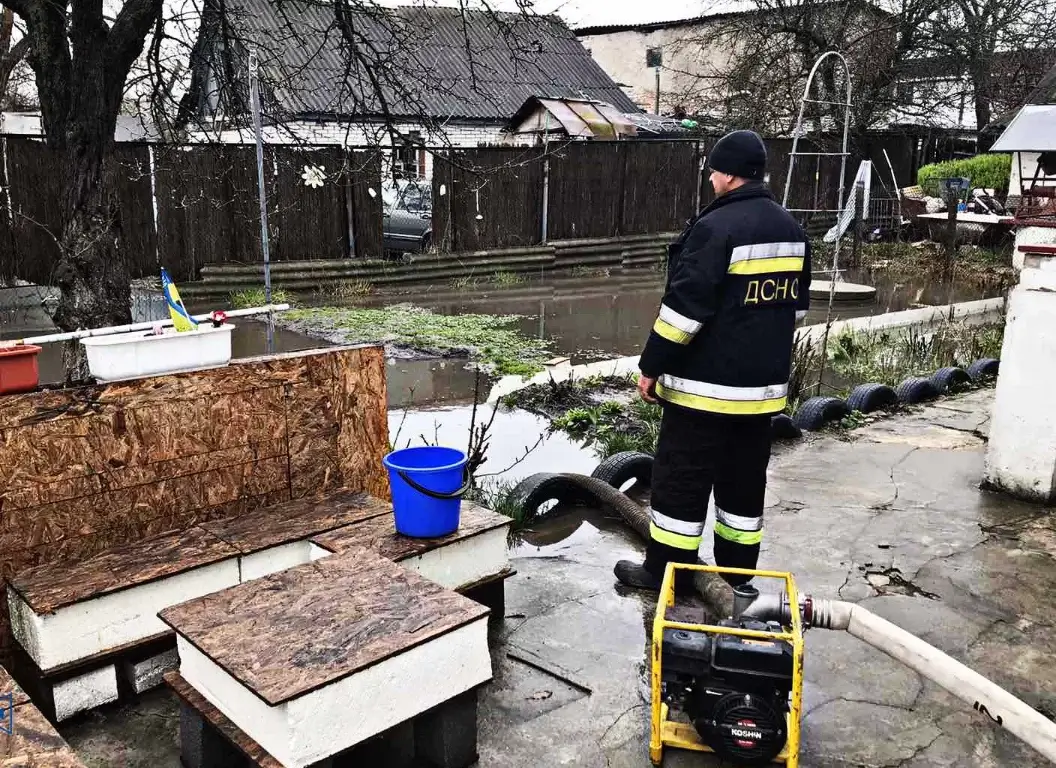 Сильні зливи  затопли  подвір’я у Василькові