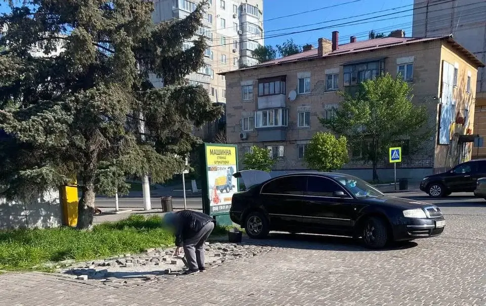 В Василькові спіймали жінку на крадіжці бруківки з центральної частини міста