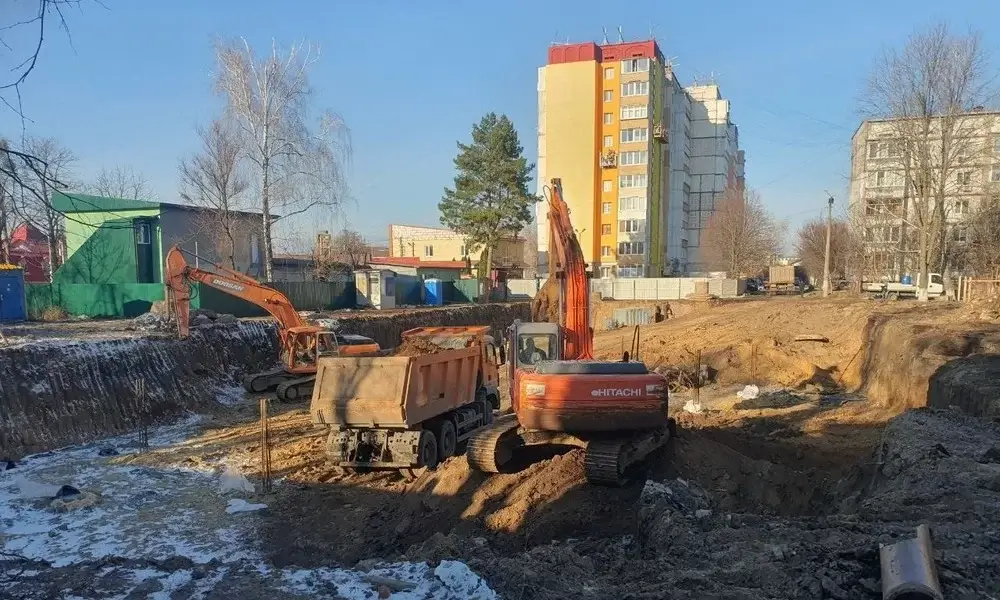 В місті Васильків на місці зруйнованої пʼятиповерхівки зводять новий будинок