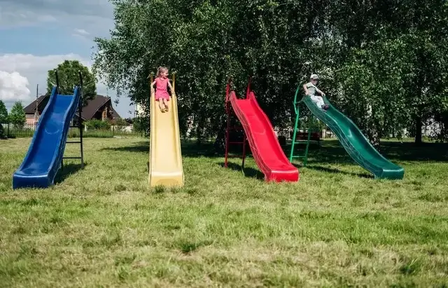 Як обрати якісну дитячу пластикову гірку?