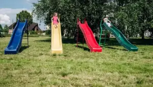 Як обрати якісну дитячу пластикову гірку?