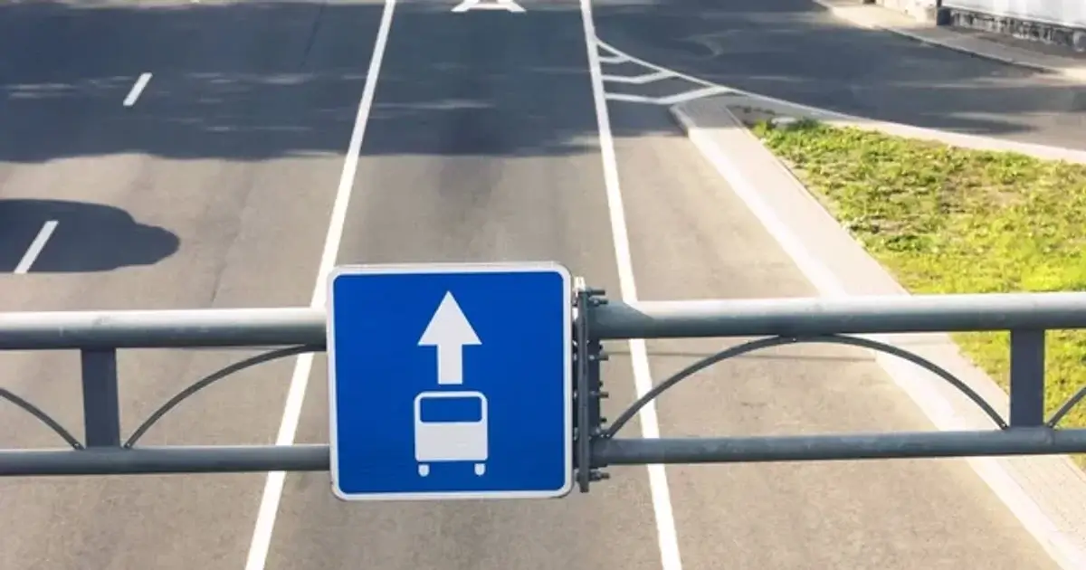 Водії мотоциклів та мопедів зможуть рухатися смугою для громадського транспорту