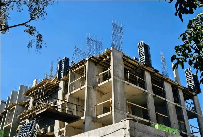 У Василькові продовжують будувати новий будинкок на місці зруйнованого. Що зроблено на сьогодні