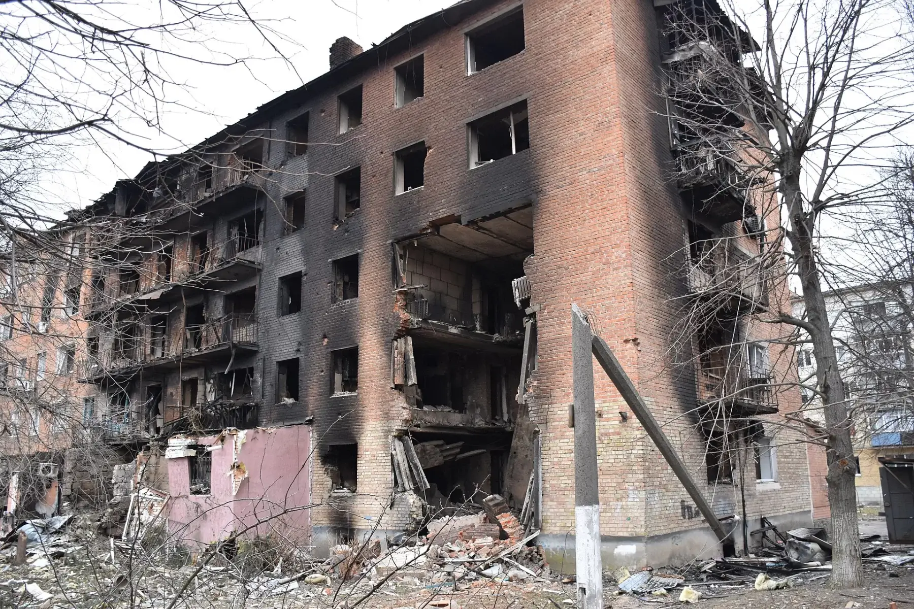 У Василькові продовжують будувати новий будинкок на місці зруйнованого. Що зроблено на сьогодні