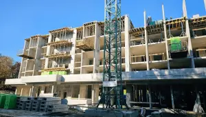 У Василькові продовжують будувати новий будинкок на місці зруйнованого. Що зроблено на сьогодні