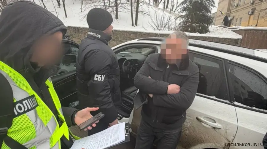 Посадовця міськради Василькова підозрюють у вимаганні $5 тисяч за дозвіл на тимчасову споруду?