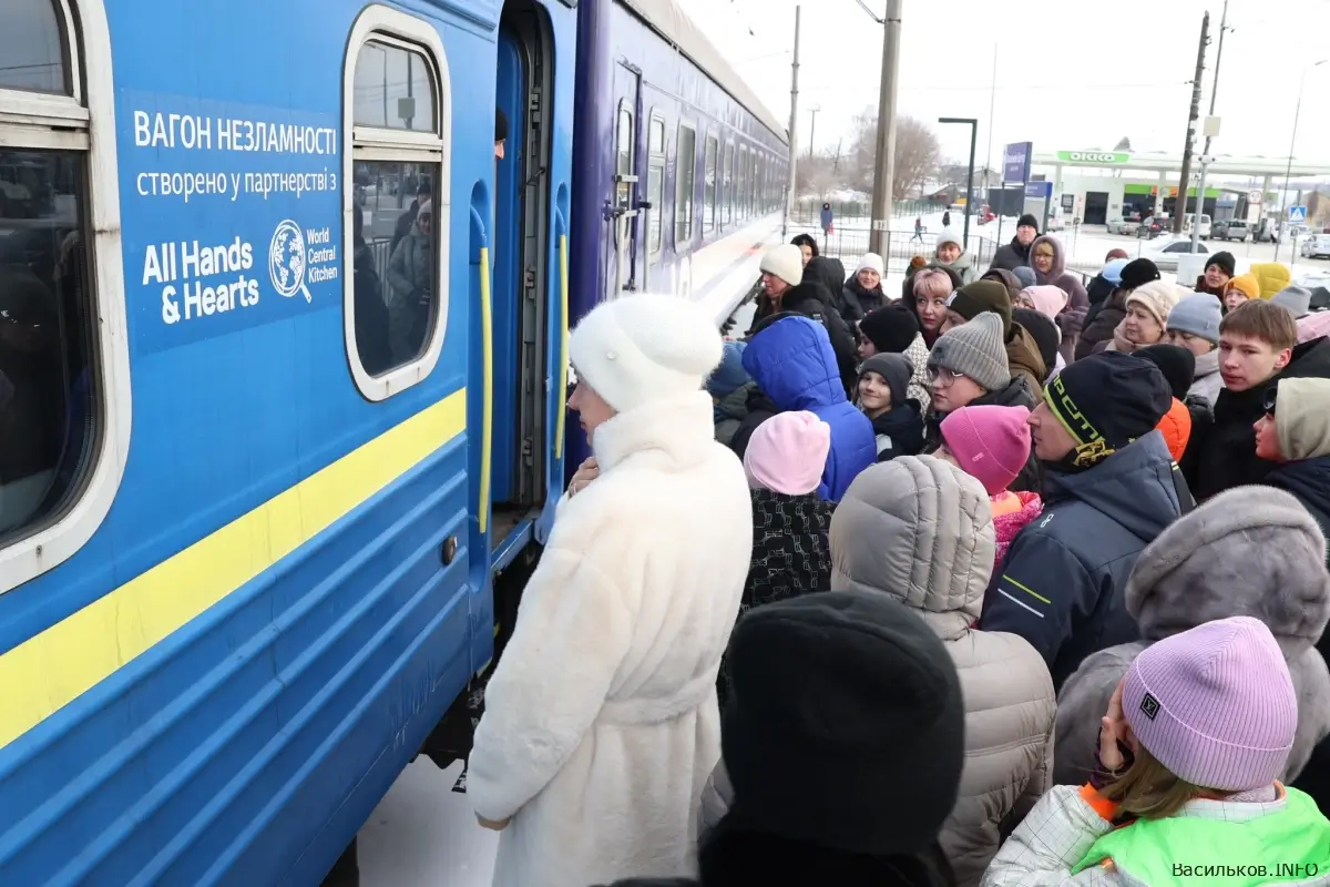 До міста Васильків прибули два «Вагони незламності» від Укрзалізниці