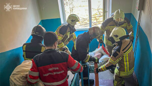 У Василькові рятувальники допомогли доправити пацієнта до карети швидкої допомоги