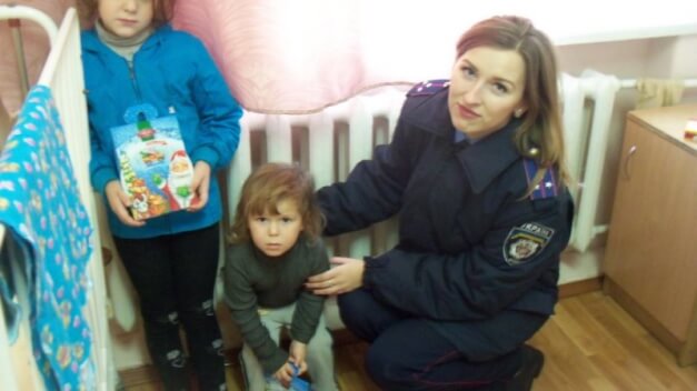 Васильківські поліцейські встановлюють матір-зозулю, яка залишила двох малолітніх дівчат